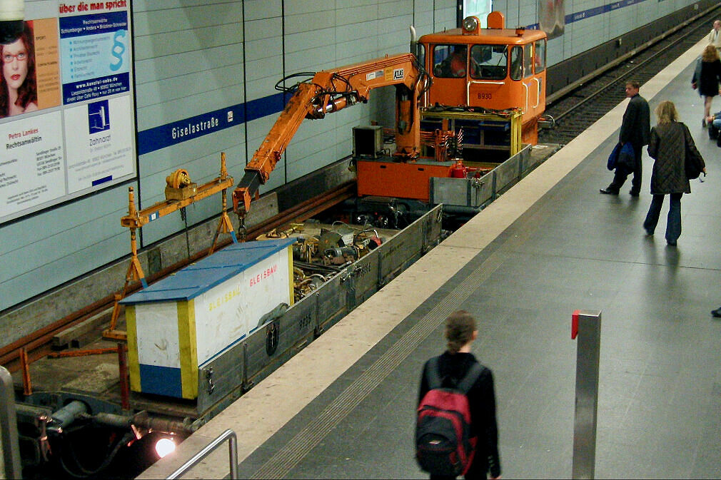 Schwerkleinwagen mit einem Bauzug im U-Bahnhof Giselastraße
