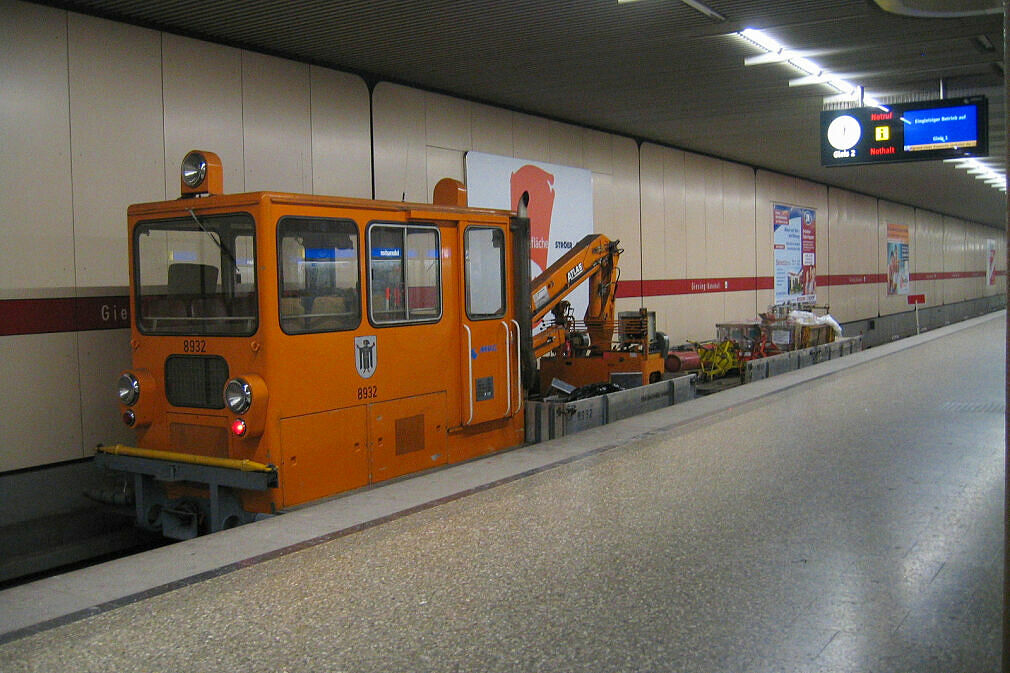 Schwerkleinwagen 8932 im U-Bahnhof Giesing (Bahnhof)