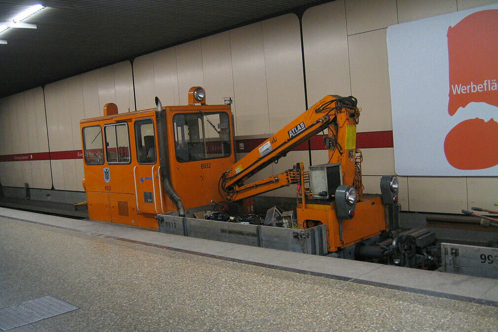 Schwerkleinwagen 8932 im U-Bahnhof Giesing (Bahnhof)