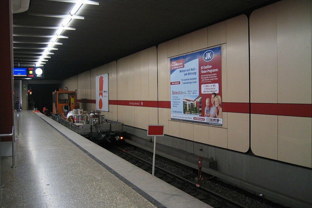 Schwerkleinwagen 8932 im U-Bahnhof Giesing (Bahnhof)