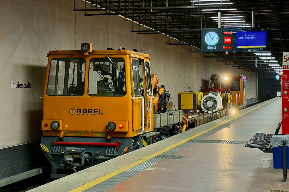 Schwerkleinwagen 8933 im U-Bahnhof Implerstraße während der Baustelle auf dem U6-Südast