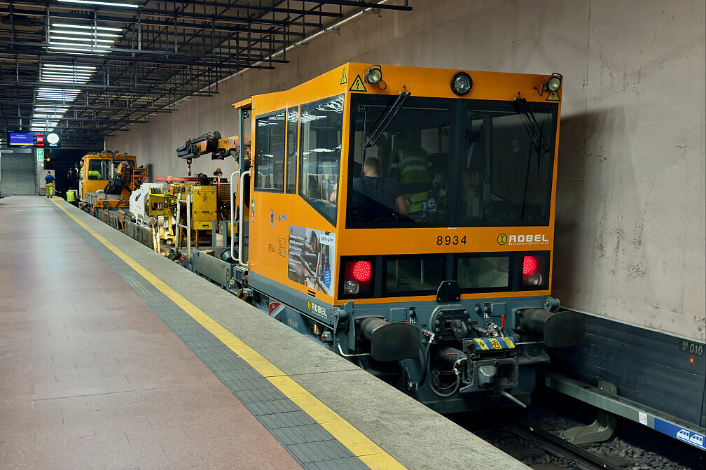 Schwerkleinwagen 8934 im U-Bahnhof Implerstraße während der Baustelle auf dem U6-Südast