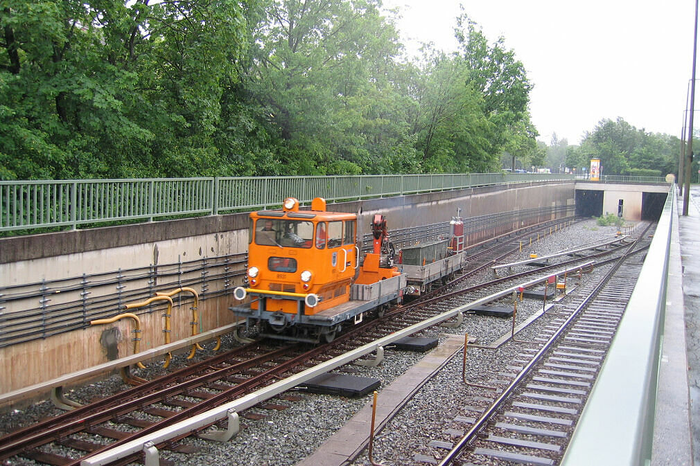 Bauzug mit Schwerkleinwagen 8931 an der Rampe Studentenstadt