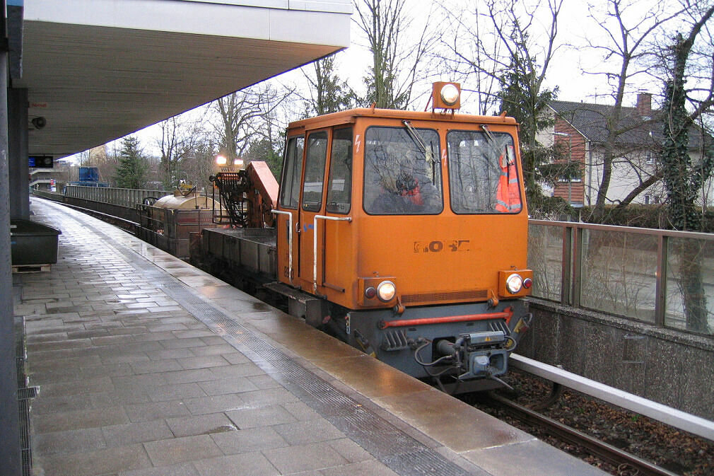 Schwerkleinwagen 8933 mit Waschzug im U-Bahnhof Kieferngarten
