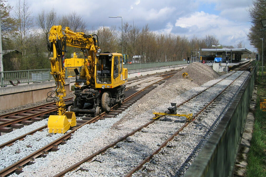 Zweiwegebagger an der Gleisbaustelle Rampe Studentenstadt