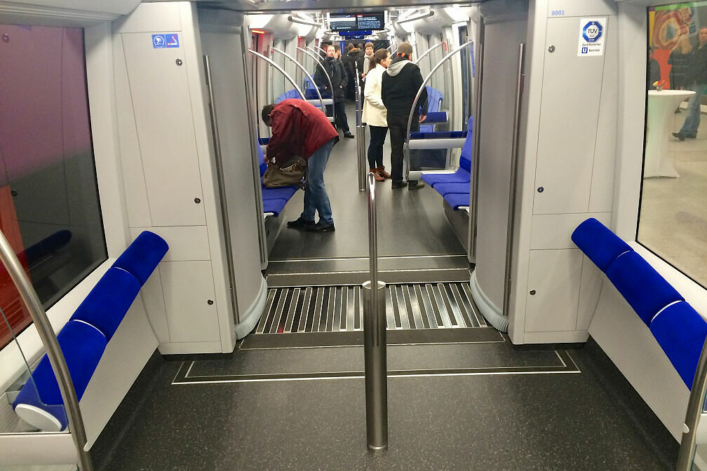 Wagenübergang mit vergrößertem Stehbereich im C2-Zug