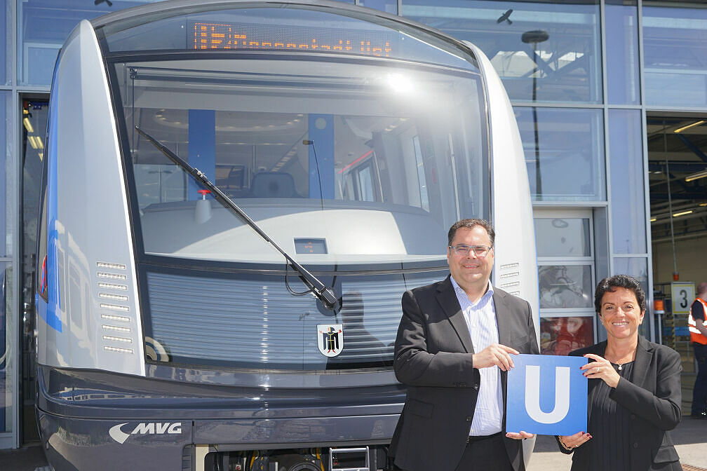 MVG-Chef Ingo Wortmann und Sabrina Soussan, Geschäftsführerin Siemens Mobility mit dem ersten C2-Zug der neuen Lieferung