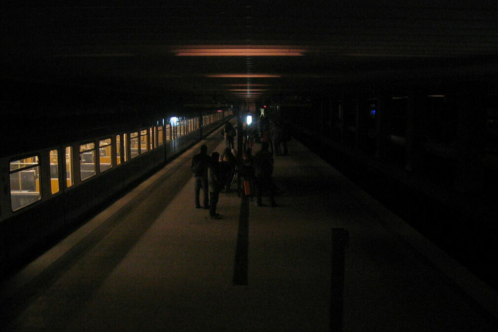 U-Bahnhof Olympiazentrum mit Notbeleuchtung