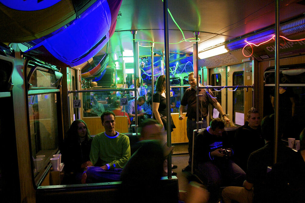 Fahrt in der Party-U-Bahn: Blick in den Clubwagen