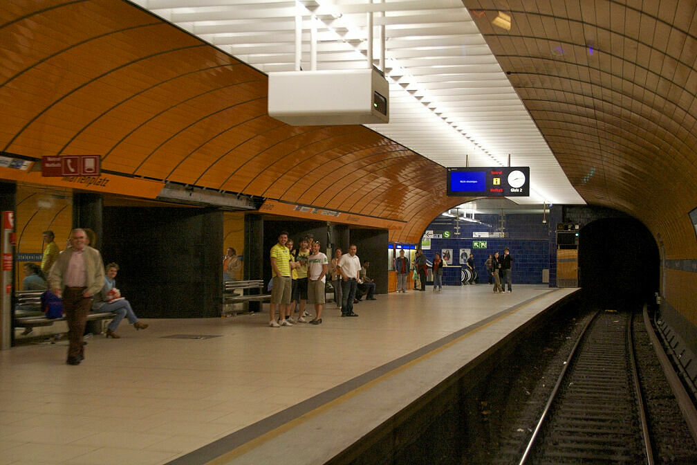 Fahrt in der Party-U-Bahn: Fahrt durch den U-Bahnhof Marienplatz