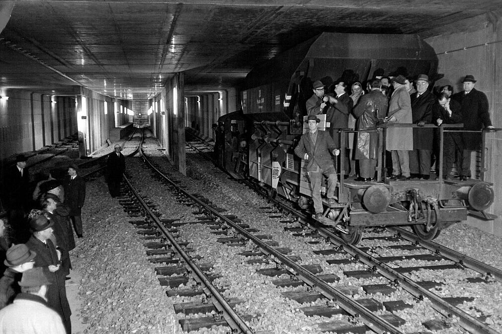 Pressefahrt im bereits fertiggestellten Tunnelabschnitt an der Alten Heide Februar 1967