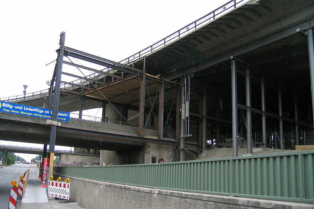 Baustelle Tatzelwurm – Einhausung des DB-Güternordrings östlich der Autobahnbrücke