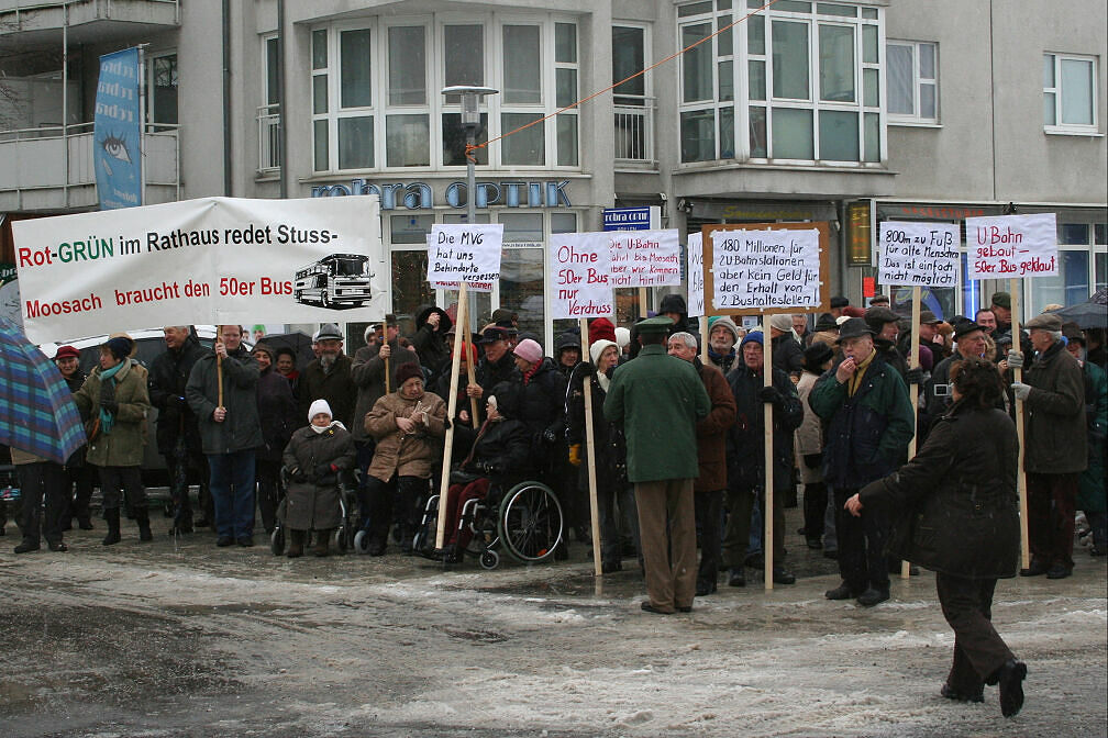 Proteste am Rande der U-Bahn-Eröffnung in Moosach