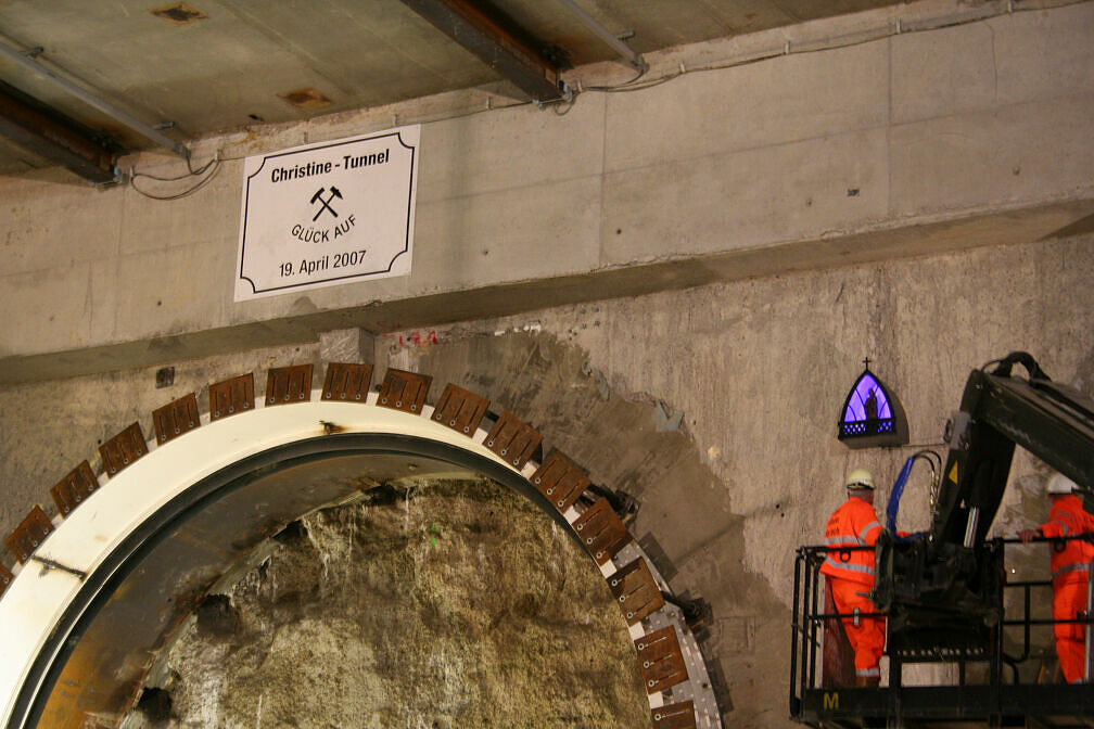 Anbringung der Barbara-Figur im Christine-Tunnel Moosach