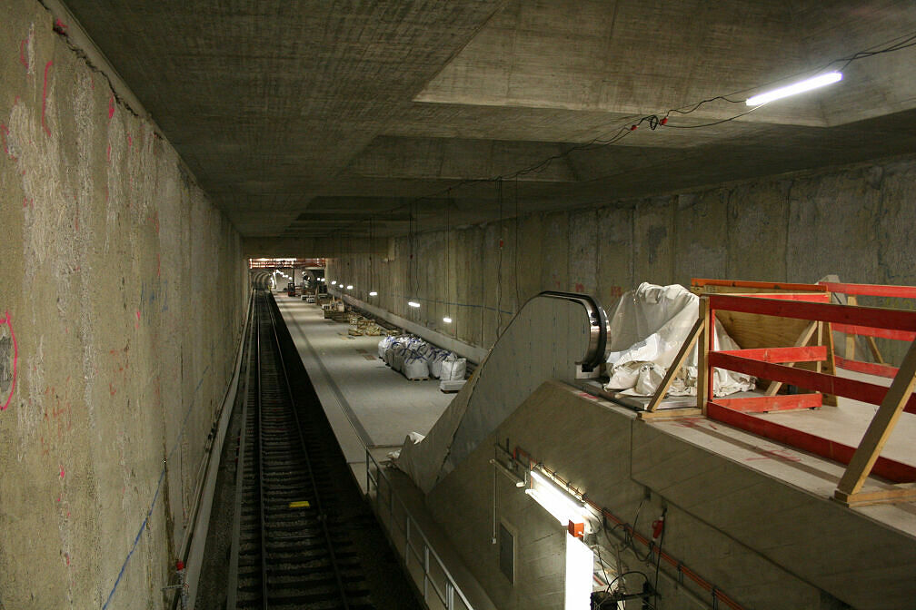 Blick vom westlichen Sperrengeschoss des U-Bahnhofs Oberwiesenfeld auf den Bahnsteig