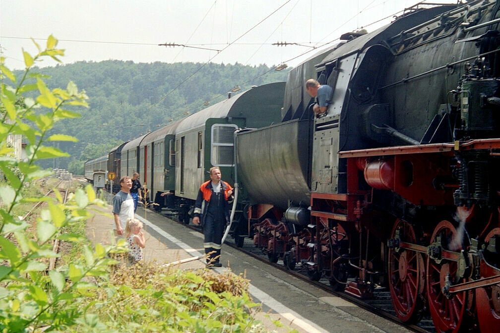 Überführung dreier U-Bahn-Wagen 2003 – Aufenthalt zum Wasserfassen in Eichstätt Bahnhof