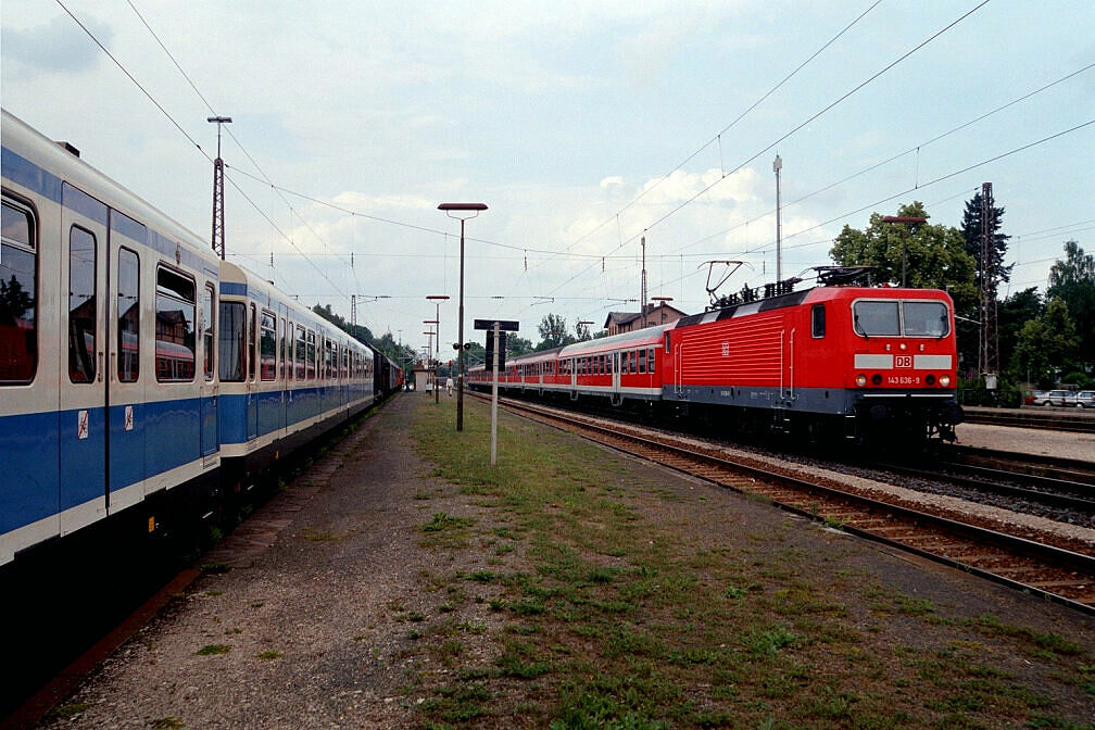 Überführung dreier U-Bahn-Wagen 2003 - Eine Regionalbahn schaut vorbei