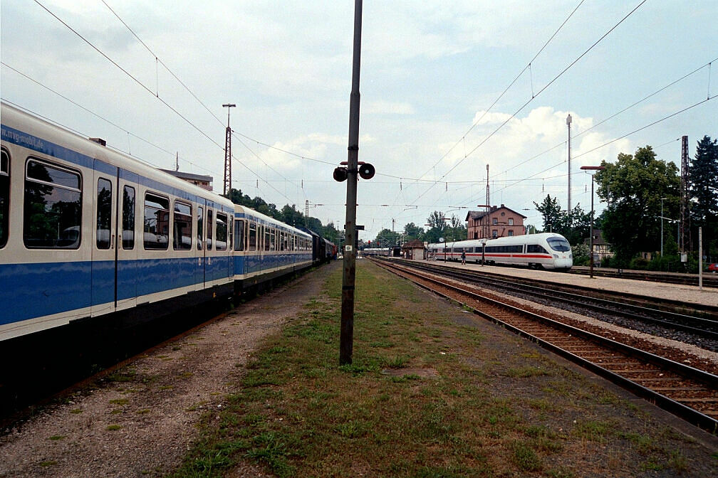 Überführung dreier U-Bahn-Wagen 2003 – Auch ein ICE gibt sich die Ehre