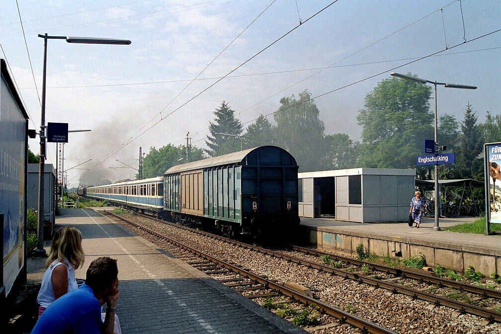 Überführung dreier U-Bahn-Wagen 2003 – Der Zug durchfährt Englschalking