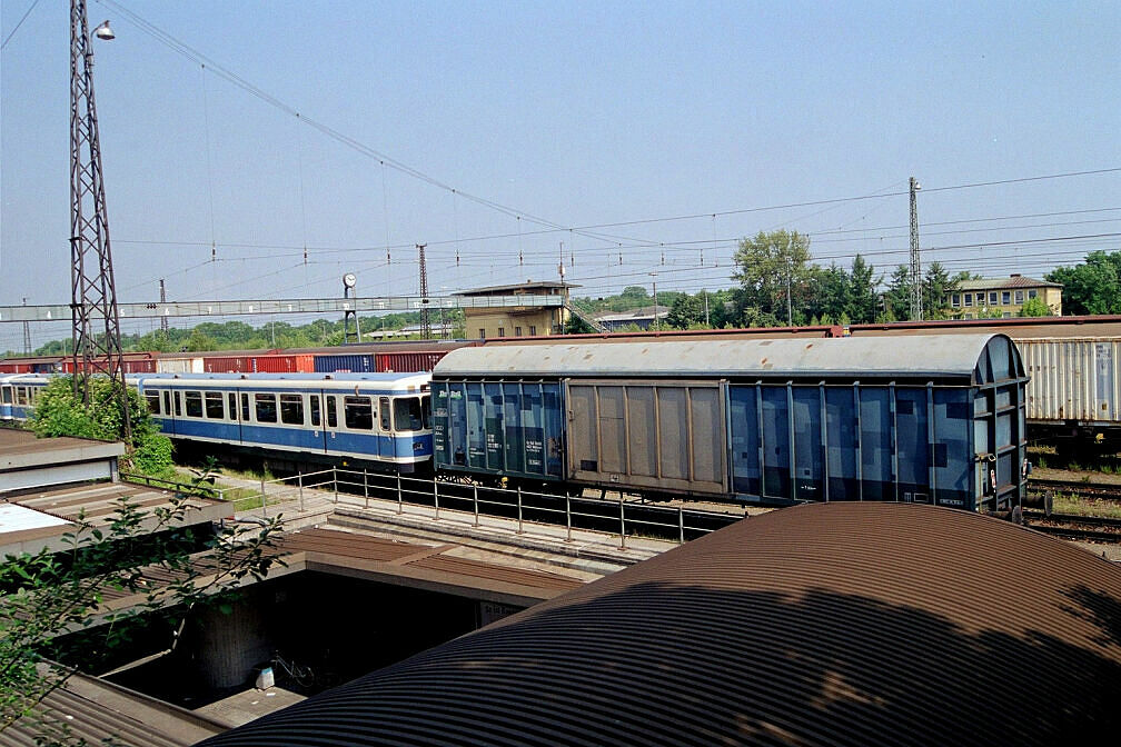 Überführung dreier U-Bahn-Wagen 2003 – Warten in Laim Rangierbahnhof