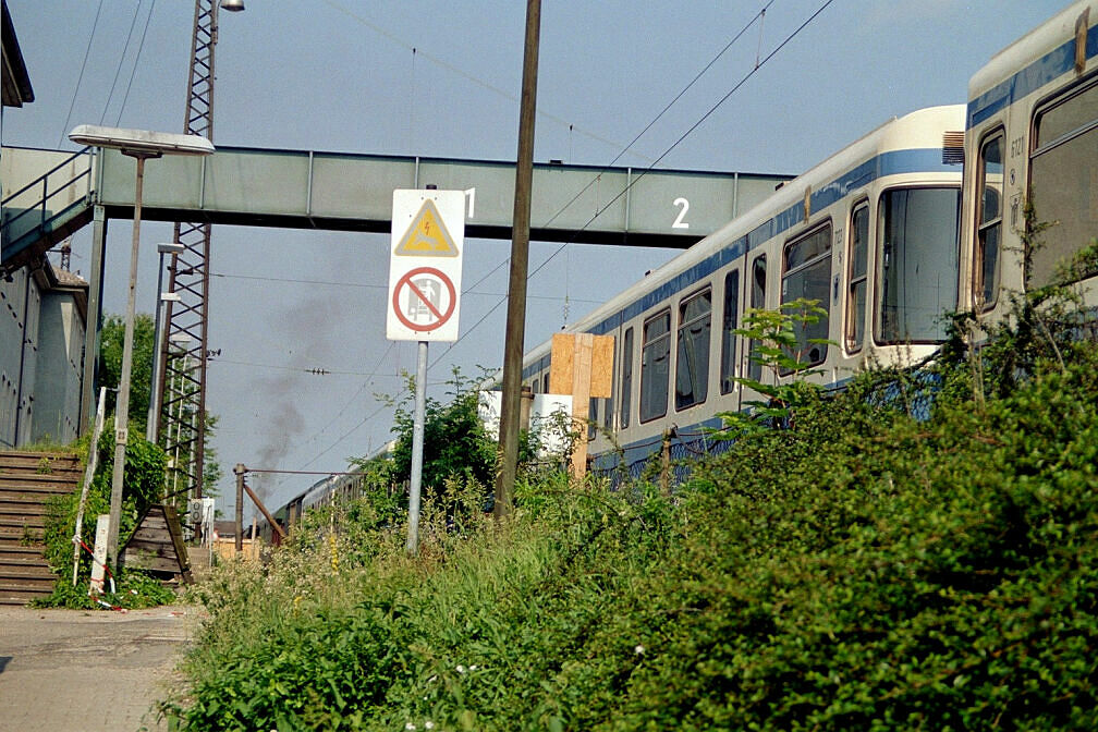 Überführung dreier U-Bahn-Wagen 2003 – Warten in Laim Rangierbahnhof