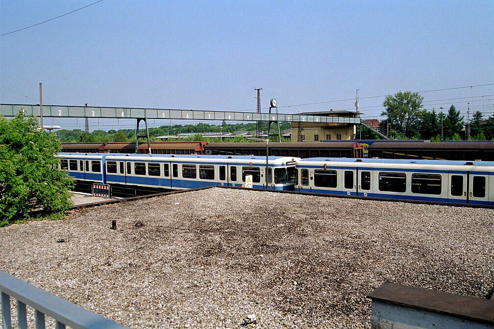 Überführung dreier U-Bahn-Wagen 2003 – Warten in Laim Rangierbahnhof