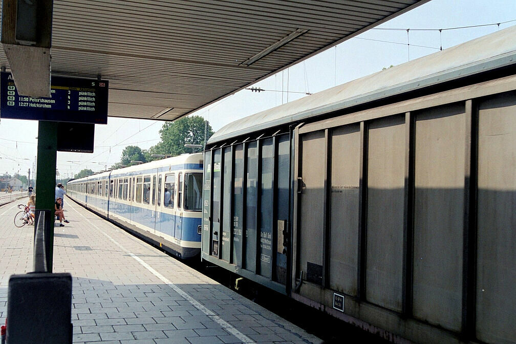 Überführung dreier U-Bahn-Wagen 2003 – Kurzer Aufenthalt in Dachau Bahnhof